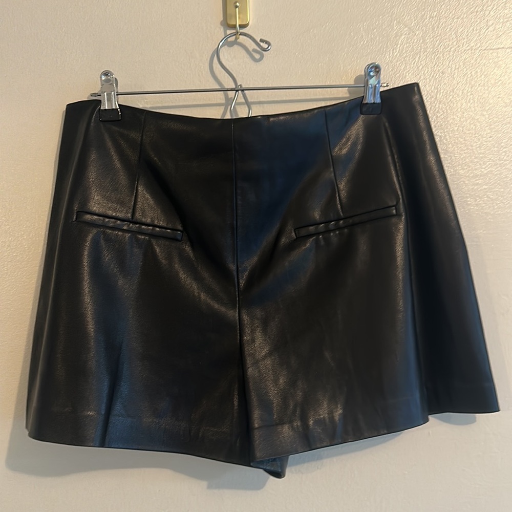Alice + Olivia NWT Steffie Vegan Leather Shorts - Size 14 - Picture 14 of 16